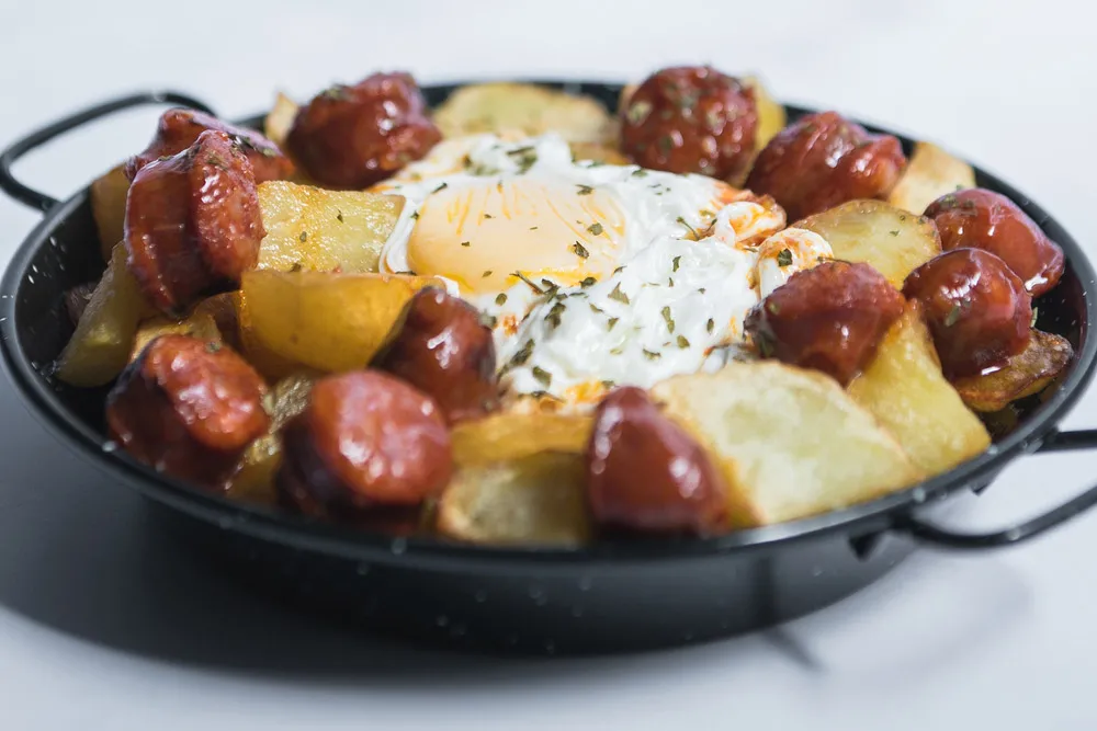 Huevos rotos con chorizo criollo