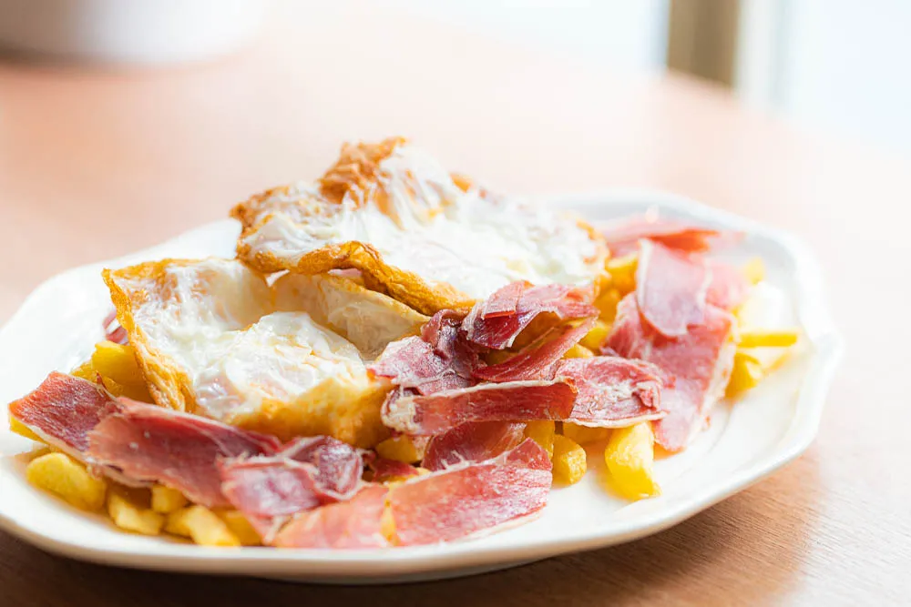 Huevos rotos con jamón ibérico